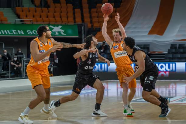 激烈竞争的 激烈竞争的